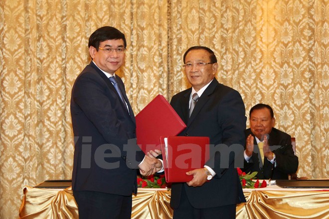 Ông Lienthikeo, Bộ trưởng Tài chính Lào và ông Phan Đức Tú, Tổng Giám đốc BIDV tại buổi ký kết