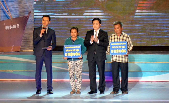 Tổng Giám đốc VietinBank Lê Đức Thọ tặng sổ tiết kiệm cho ngư dân