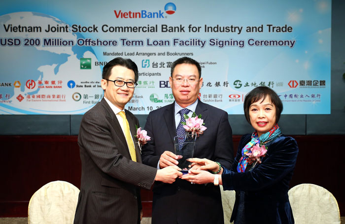 Đại diện VietinBank, BNP Paribas và Taipei Fubon Commerical Bank nhận kỷ niệm chương tại Lễ ký kết