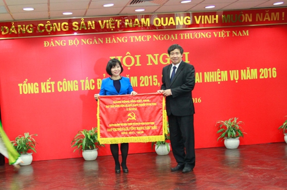 Đồng chí Trần Hữu Bình - Phó Bí thư Đảng ủy Khối Doanh nghiệp Trung ương tặng Cờ “Trong sạch vững mạnh tiêu biểu” 5 năm (2011 - 2015) của Đảng ủy Khối DNTW cho 