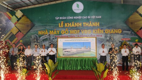 Thủ tướng Nguyễn Tấn Dũng, lãnh đạo các bộ ngành TW và địa phương thực hiện nghi thức khánh thành nhà máy