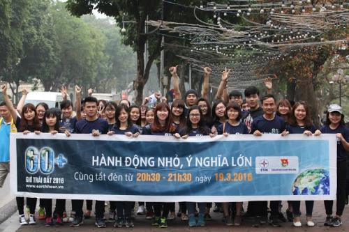 Đoàn viên thanh niên Khối DNTW hưởng ứng Chiến dịch Giờ Trái đất năm 2016.