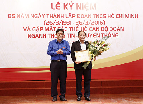 Đồng chí Nguyễn Đắc Vinh - Ủy viên BCH TW Đảng, Bí thư thứ nhất BCH TƯ Đoàn trao Kỷ niệm chương 