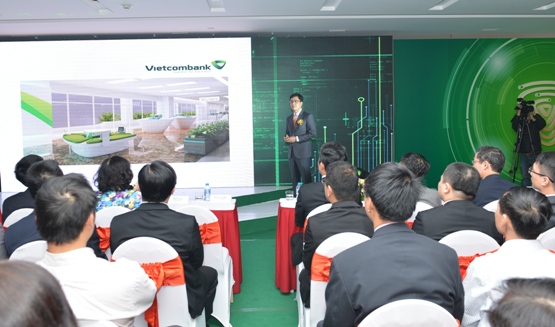 Giám đốc Khối bán lẻ Vietcombank Huỳnh Song Hào giới thiệu về những tiện ích của không gian giao dịch công nghệ số - Vietcombank Digital Lab