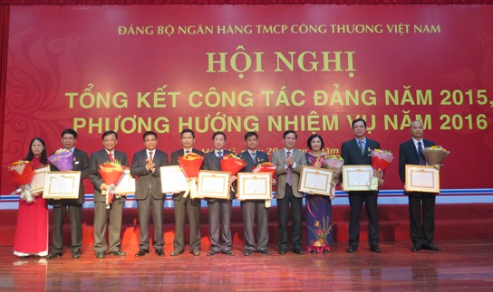 Phó Bí thư Đảng ủy Khối DNTW Phạm Tấn Công và Bí thư Đảng ủy, Chủ tịch HĐQT VietinBank Nguyễn Văn Thắng trao tặng Huy hiệu 30 năm tuổi Đảng cho 9 đảng viên