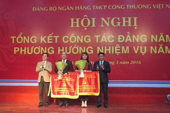 Đại diện lãnh đạo Đảng ủy Khối DNTW trao tặng Cờ “Trong sạch, vững mạnh tiêu biểu” 5 năm 2011 - 2015 cho 2 tổ chức cơ sở đảng