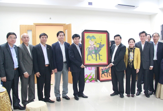 Lãnh đạo Tỉnh ủy Bắc Ninh tặng quà lưu niệm cho Đảng ủy Khối Doanh nghiệp Trung ương