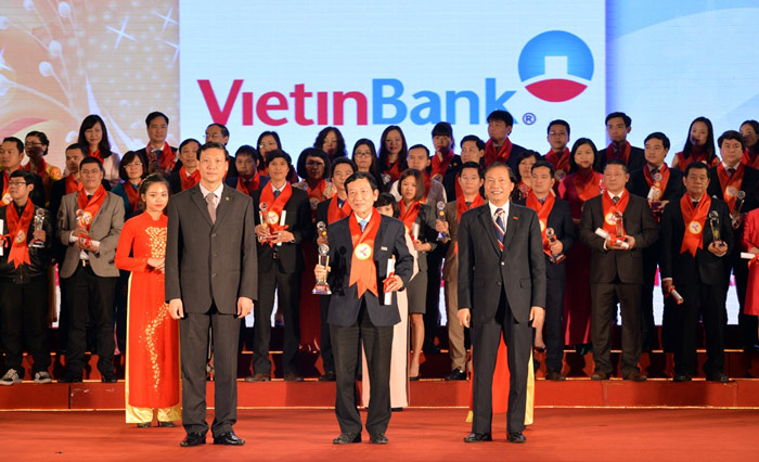 Đại diện VietinBank nhận chứng nhận Thương hiệu mạnh Việt Nam và cúp của Ban Tổ chức 