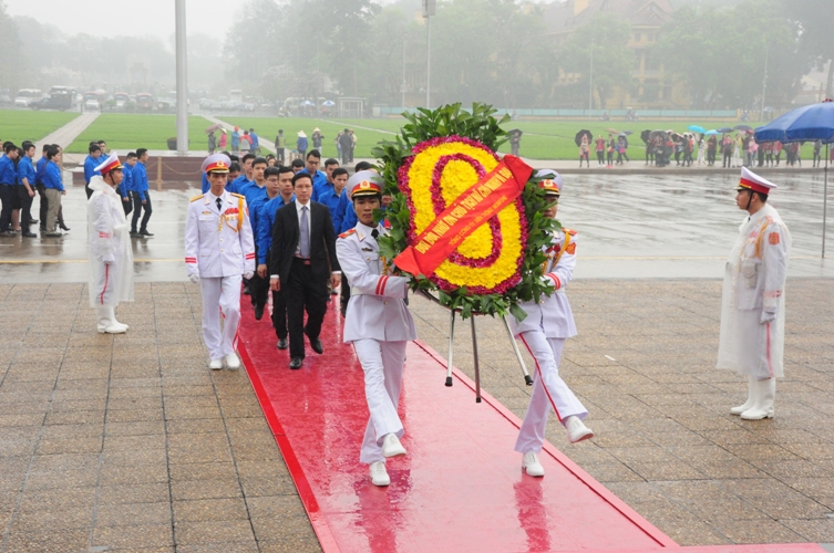 Nhân dịp Đại hội, đoàn đại biểu Đoàn Thanh niên MobiFone đã vào viếng Lăng Chủ tịch Hồ Chí Minh, báo công với Bác, thăm nơi ở và làm việc của Người.