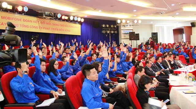Đại biểu biểu quyết thông qua Nghị quyết Đại hội.