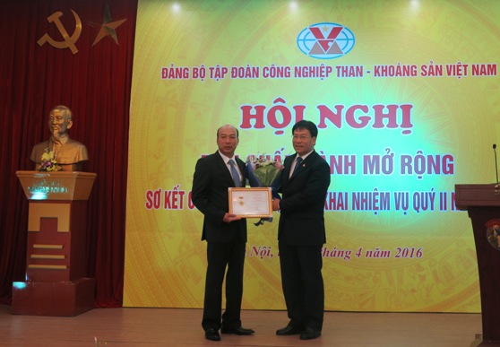Đại diện lãnh đạo Ban Nội chính Trung ương trao tặng Kỷ niệm chương vì sự nghiệp Nội chính Đảng cho đồng chí Lê Minh Chuẩn - Bí thư Đảng ủy, Chủ tịch HĐTV TKV