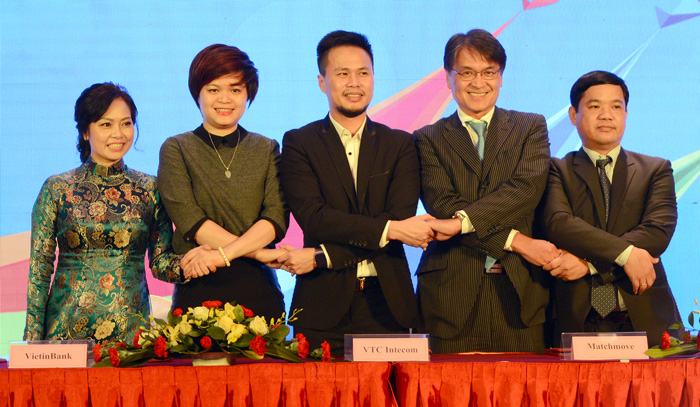 Bà Đặng Thị Thu Phương - Giám đốc Trung tâm Thẻ VietinBank (thứ 2 từ trái qua) tại Lễ ký thỏa thuận hợp tác