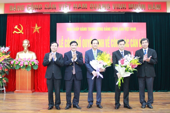 Đồng chí Đào Ngọc Dung và đồng chí Nguyễn Quang Dương nhận hoa chúc mừng của Thường trực Đảng ủy Khối Doanh nghiệp Trung ương