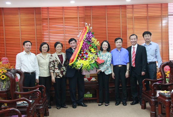 Đồng chí Bùi Văn Cường nhận hoa chúc mừng của đồng chí Trương Thị Mai - Ủy viên Bộ Chính trị, Trưởng ban Dân vận Trung ương