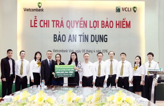 Vietcombank Vinh trao quyền lợi bảo hiểm nhân thọ Bảo an Tín dụng cho người thụ hưởng