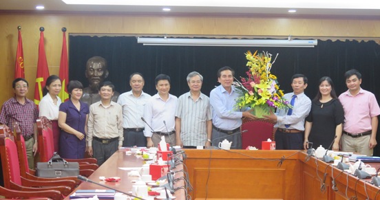 Chủ tịch Hội đồng nghiệm thu đề tài Trần Thanh Khê và đại biểu tặng hoa chúc mừng tác giả đề tài