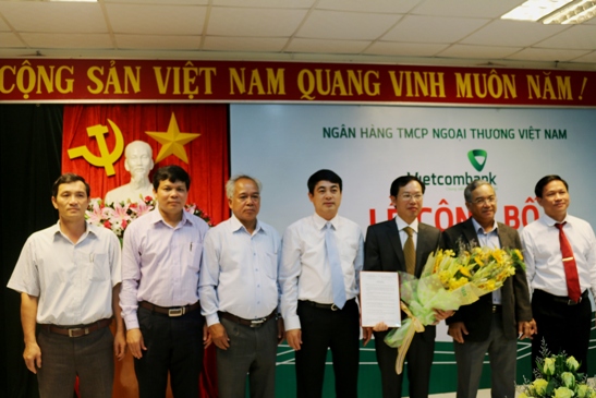 Trao Quyết định bổ nhiệm Giám đốc Vietcombank Kon Tum 