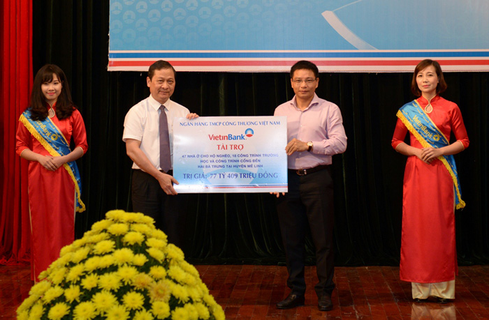 Đại diện lãnh đạo VietinBank trao biển tài trợ 77 tỷ 409 triệu đồng cho UBND huyện Mê Linh