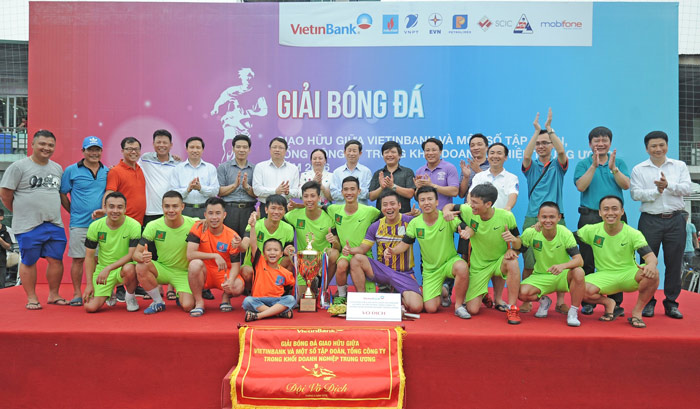 Các đại biểu chúc mừng đội bóng Tập đoàn Dầu khí Quốc gia Việt Nam đăng quang Vô địch 