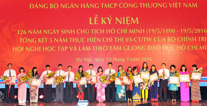 Đồng chí Phạm Tấn Công - Phó Bí thư Đảng ủy Khối DNTW trao Bằng khen, Giấy khen cho các tập thể, cá nhân tại buổi Lễ