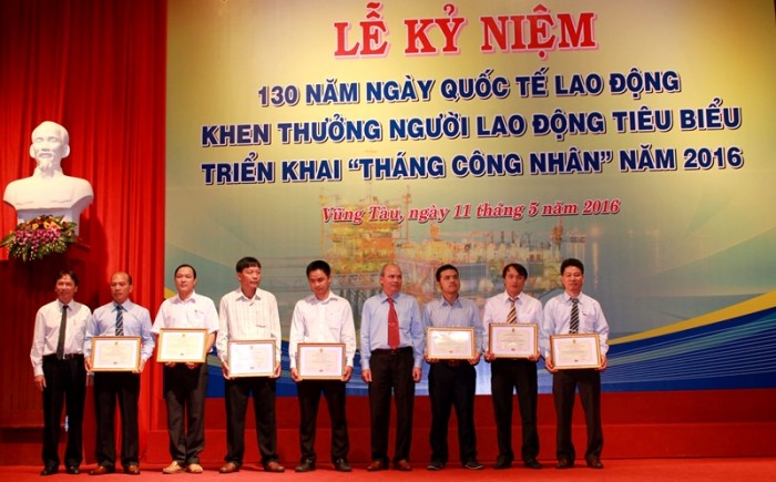 Công đoàn Vietsovpetro tặng giấy khen cho các cá nhân có thành tích trong Học tập và làm theo tấm gương đạo đức Hồ Chí Minh