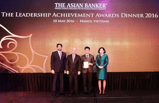Đại diện Vietcombank, ông Huỳnh Song Hào - Giám đốc Khối Bán lẻ (thứ 2 từ phải sang) nhận giải thưởng 