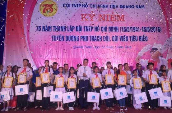 Đoàn Thanh niên PVN  trao học bổng cho Tổng phụ trách đội giỏi tỉnh Quảng Nam