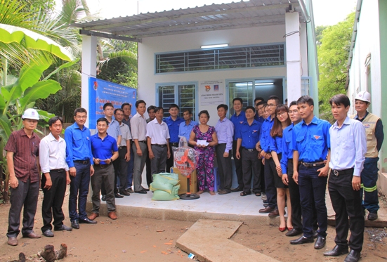 Đoàn Công ty mẹ Tập đoàn, Đoàn Ban QLDA và các cá nhân Đoàn viên Thanh niên trao quà cho bà Nguyễn Thị Lợi