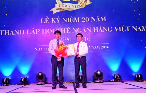 Chủ tịch VNBA Nghiêm Xuân Thành trao Giấy khen cho đại diện VBCA