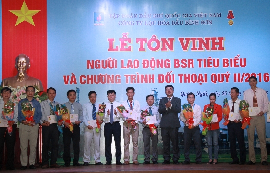 Lãnh đạo Công đoàn Dầu khí Việt Nam và BSR trao bằng khen của TLĐ LĐ Việt Nam cho 20 người lao động BSR