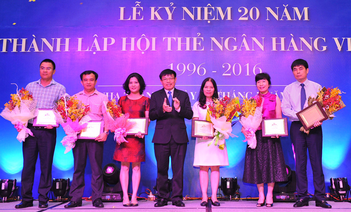 Ông Lê Thanh Hà - Phó Giám đốc Trung tâm Thẻ (ngoài cùng bên trái) đại diện VietinBank nhận Kỷ niệm chương