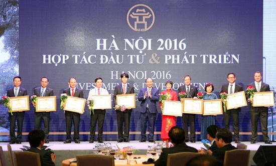 Đại diện Vietcombank (thứ 4 từ trái sang) nhận Bằng khen của Thủ tướng Chính phủ đối với thành tích trong sản xuất kinh doanh, đóng góp tích cực vào sự phát triển kinh tế - xã hội của thành phố Hà Nội