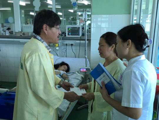 Đại diện lãnh đạo Bảo Việt Đà Nẵng đến thăm hỏi gia đình các nạn nhân bị thương đang điều trị tại BV Đa khoa Đà Nẵng
