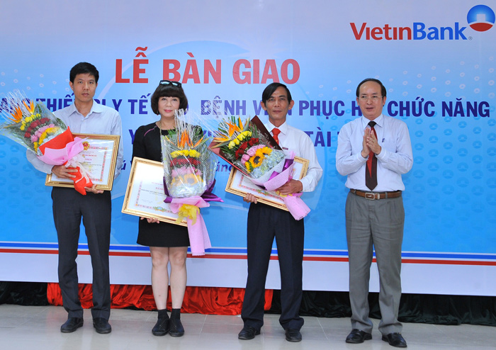 Phó Chủ tịch UBND tỉnh Phú Yên trao Bằng khen cho các cá nhân của VietinBank 