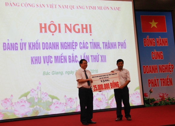 Đảng ủy Khối DN các tỉnh, thành phố đã ủng hộ huyện Yên Dũng 25 triệu đồng xây dựng Nhà lưu trữ mộc bản chùa Vĩnh Nghiêm
