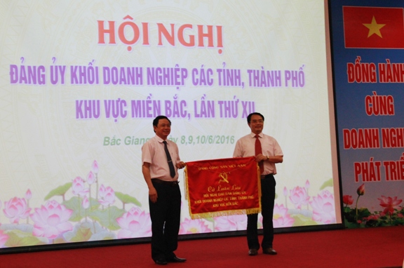 Đảng ủy Khối DN tỉnh Bắc Giang trao cờ luân lưu đăng cai tổ chức hội nghị lần thứ XIII cho Đảng ủy Khối DN tỉnh Cao Bằng