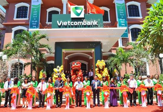 Lãnh đạo tỉnh Thừa Thiên Huế và lãnh đạo Vietcombank tham gia cắt băng khánh thành Trụ sở mới của Vietcombank Huế