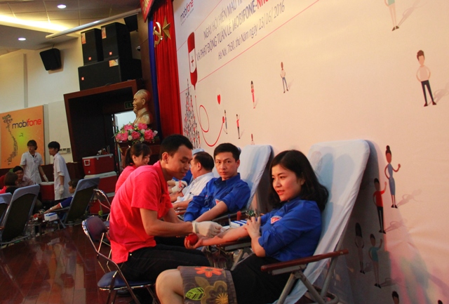 Đông đảo cán bộ, đoàn viên Tổng công ty MobiFone tham gia hiến máu.