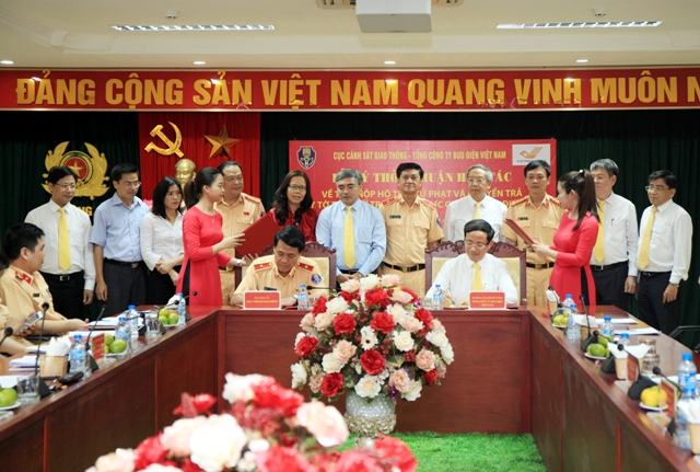 Đại diện lãnh đạo Cục Cảnh sát Giao thông và Tổng công ty Bưu điện Việt Nam ký kết thỏa thuận hợp tác.
