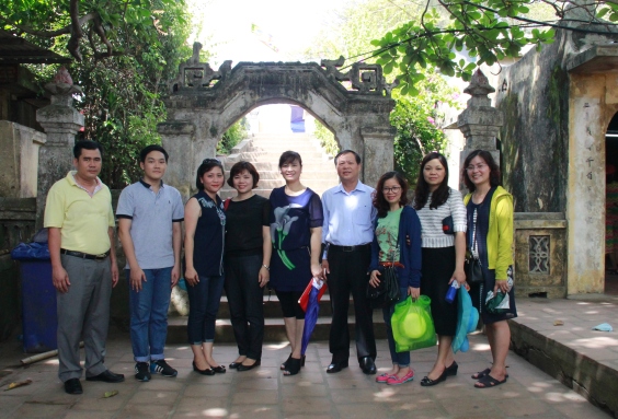 Cán bộ, công đoàn viên Cơ quan Đảng ủy Khối DNTW tham quan Đền Độc cước - Sầm Sơn - Thanh Hóa