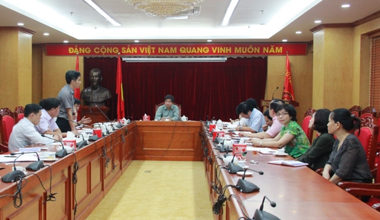 các thành viên trong Ban Chỉ đạo Cuộc vận động đóng góp ý kiến nhằm tăng cường quảng bá hàng hóa, sản phẩm thương hiệu Việt