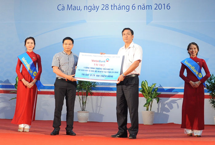 Chủ tịch HĐQT VietinBank Nguyễn Văn Thắng  trao tài trợ cho tỉnh Cà Mau 