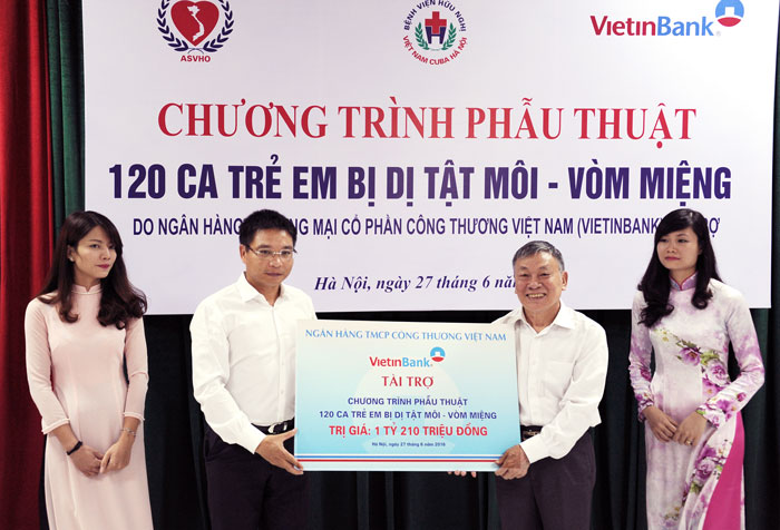  Trao biển tài trợ 120 ca phẫu thuật cho trẻ em bị dị tật môi, vòm miệng 