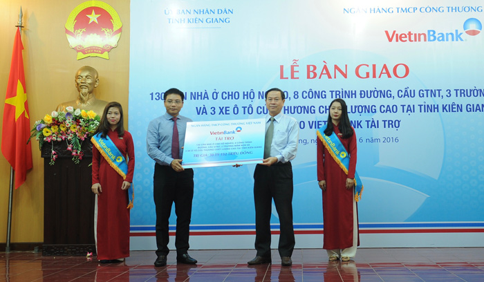 Đại diện lãnh đạo VietinBank trao tài trợ 30 tỷ 152 triệu đồng cho tỉnh Kiên Giang 