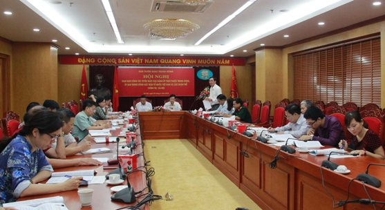 Trưởng ban Tuyên giáo Đảng ủy Khối DNTW Trần Thanh Khê báo cáo kết quả công tác tuyên giáo của Đảng ủy Khối 6 tháng đầu năm