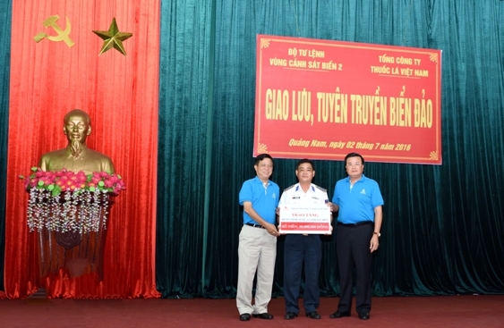 Lãnh đạo Tổng công ty Thuốc lá Việt Nam trao biểu trưng số tiền 50 triệu đồng cho Bộ Tư lệnh Vùng 2 Cảnh sát biển 