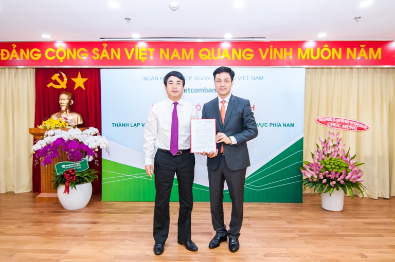 Chủ tịch HĐQT Vietcombank Nghiêm Xuân Thành trao Quyết định bổ nhiệm Trưởng VPĐD Vietcombank khu vực phía Nam cho ông Huỳnh Song Hào