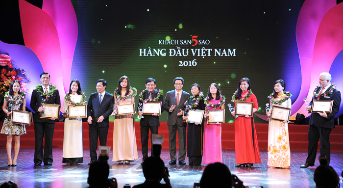 Phó Thủ tướng Chính phủ Vũ Đức Đam (đứng giữa) trao giải cho các khách sạn 5 sao hàng đầu Việt Nam