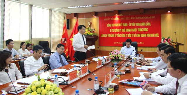 Đồng chí Nguyễn Đức Chi - Bí thư Đảng ủy, Chủ tịch HDDTV SCIC báo cáo tình hình hoạt động của Tổng công ty với Đoàn công tác của Đảng ủy Khối.