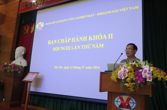Đồng chí Phạm Tấn Công - Phó Bí thư Đảng ủy Khối DNTW phát biểu tại Hội nghị